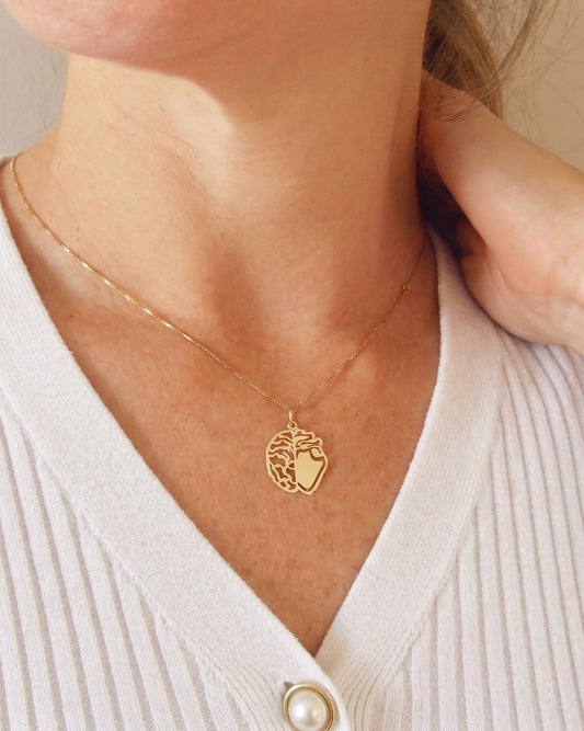 Mulher usando colar e Pingente Coração e Cérebro Ouro 18k feito a mão