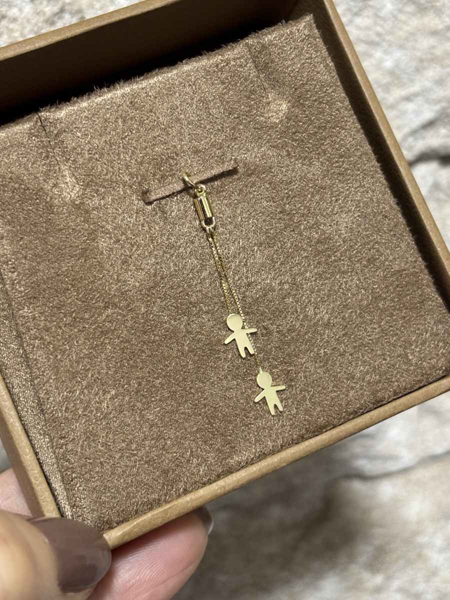 Pingente Família com 2 meninos pendurdos em  Ouro 18k no estojo de joias
