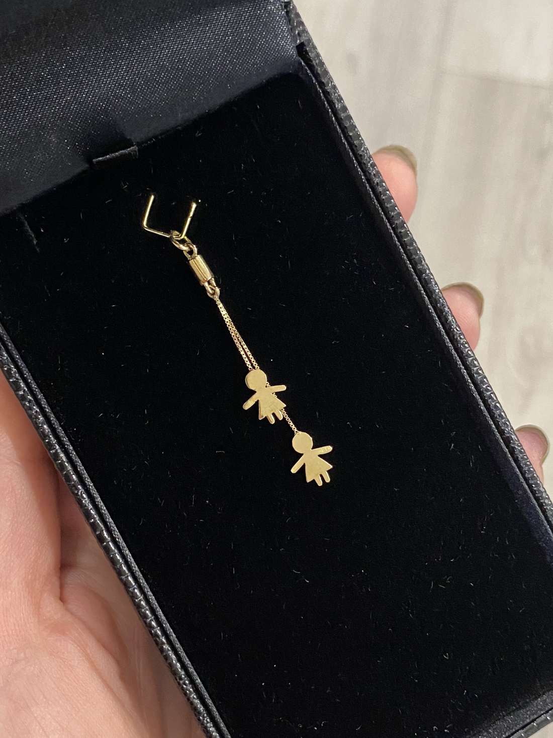 Pingente Família com 2 meninas pendurdas em  Ouro 18k no estojo de joias