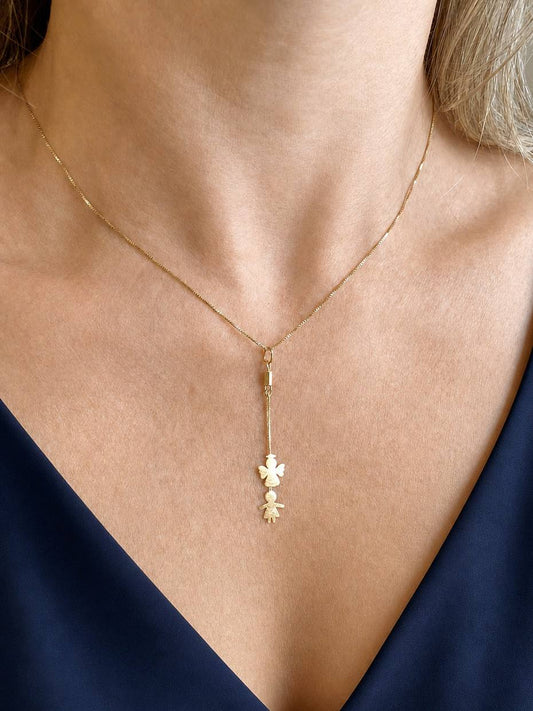 Mulher de 40 anos usando colar com Pingente Família Menina e Anjo Ouro 18k