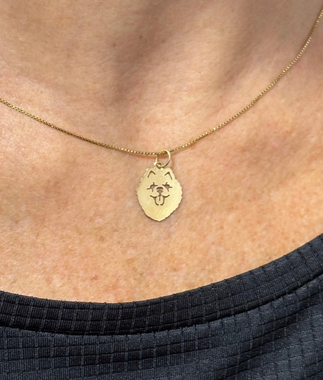 pingente pet lulu da pomerania em ouro 18k no pescoço