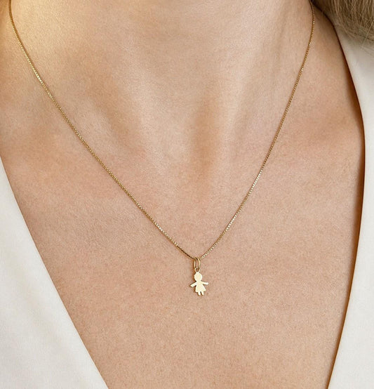 Mulher de 44 anos usando um colar com Pingente Menina 8mm em Ouro 18k