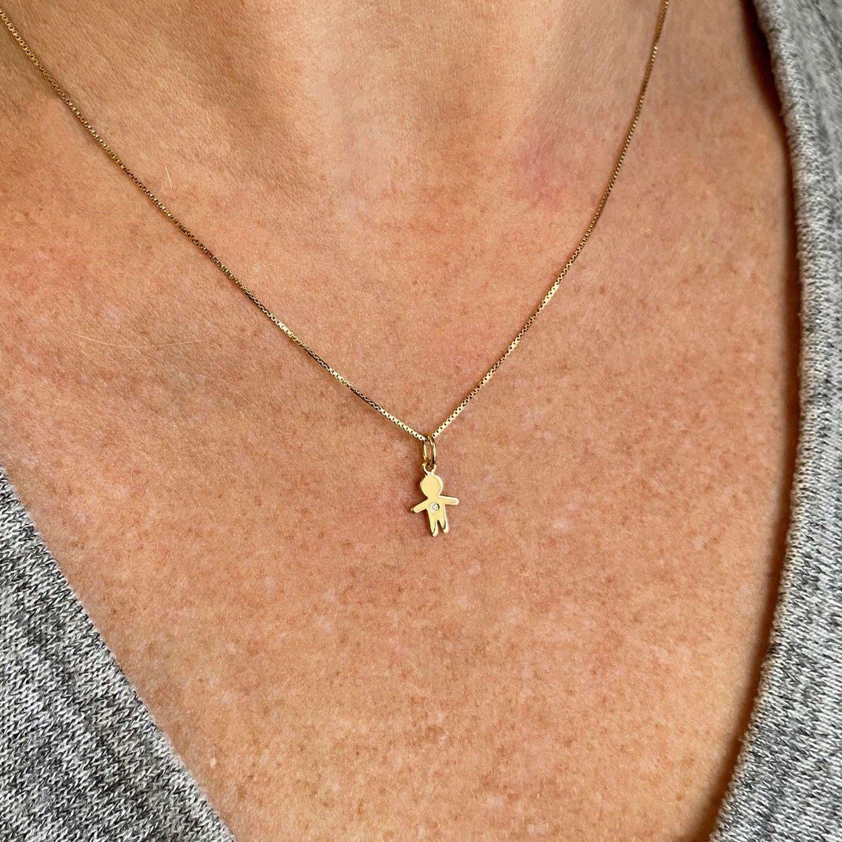 colar com Pingente menino ouro 18k com brilhante no pescoço