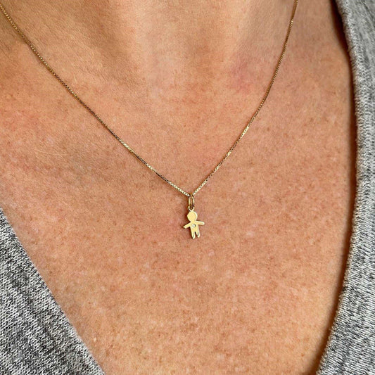 colar com Pingente menino ouro 18k com brilhante no pescoço
