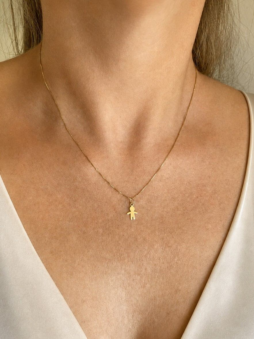 Mulher de blusa branca usando colar com Pingente Menino em Ouro 18k 8mm