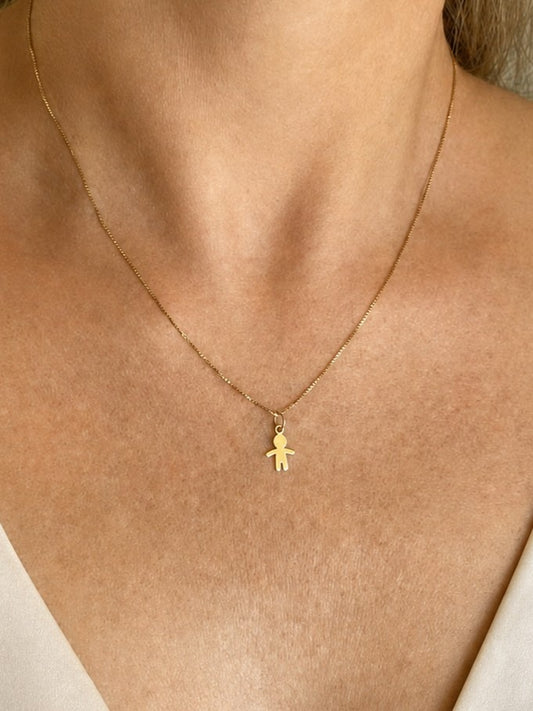 Mulher de 42 anos usando colar com Pingente Menino em Ouro 18k 8mm