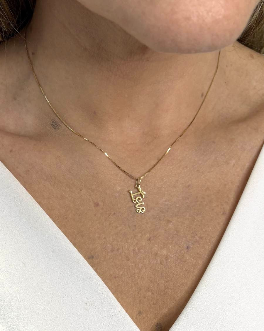 Pingente nome cursivo Isis em ouro 18k com corrente veneziana no pescoço