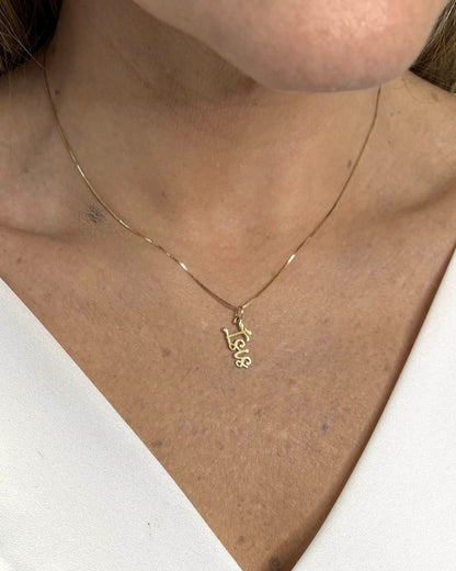 Pingente nome cursivo Isis em ouro 18k com corrente veneziana no pescoço
