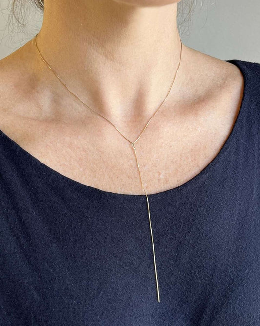 Pingente colar corrente e palito ouro 18k no colo feminino