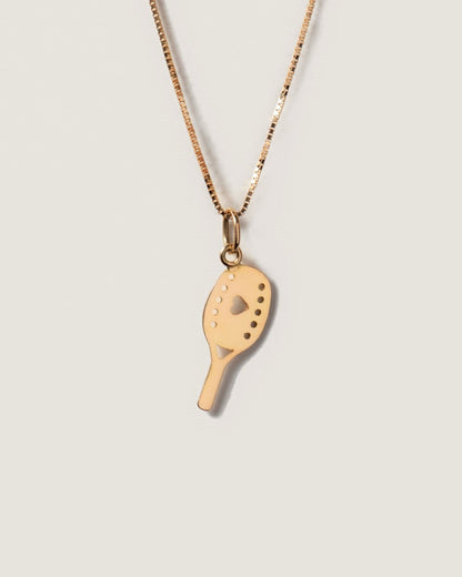 Colar com Pingente raquete beach tenis ouro 18k em fundo branco