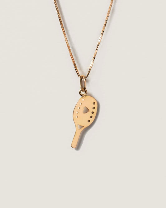 Colar com Pingente raquete beach tenis ouro 18k em fundo branco
