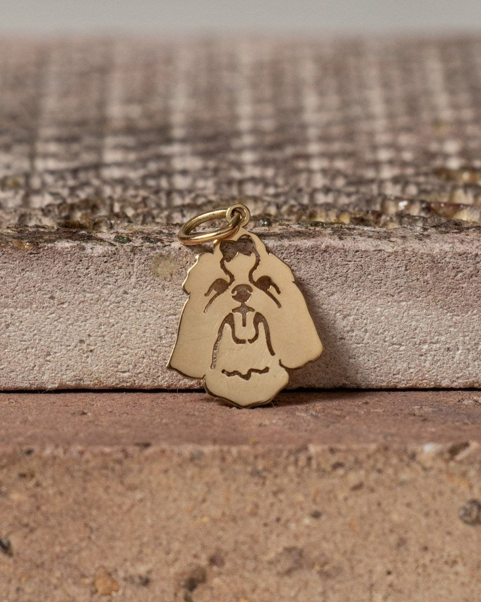 Pingente Shih Tzu ouro 18k apoiado na pedra