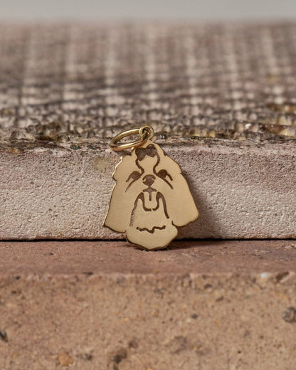 Pingente Shih Tzu ouro 18k apoiado na pedra