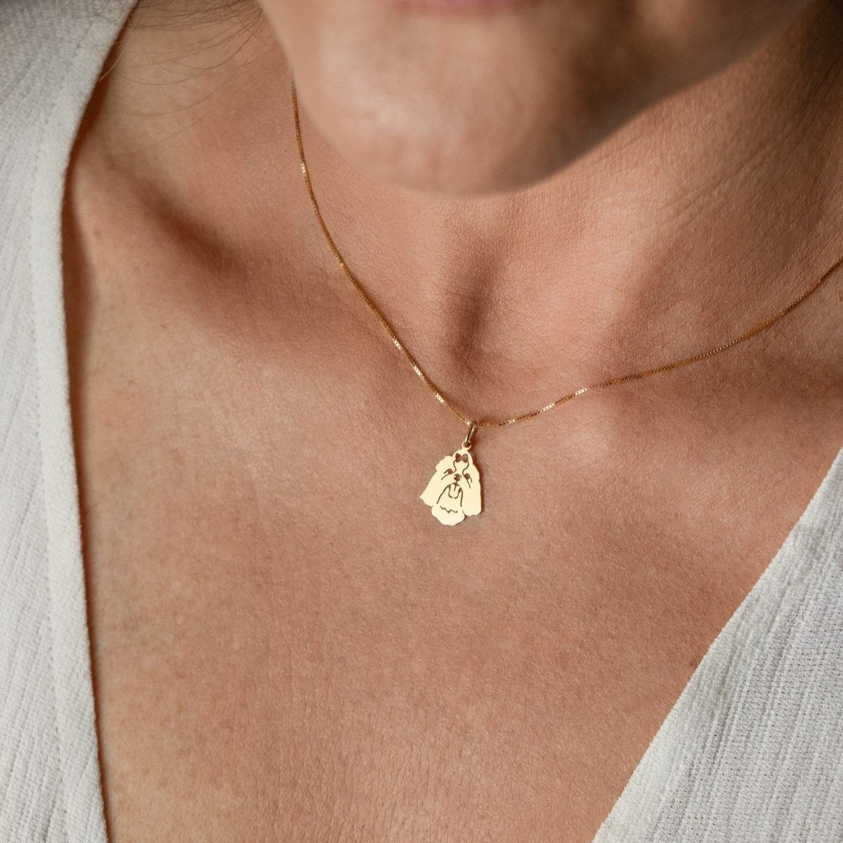 Colar com Pingente Shih Tzu ouro 18k em uso