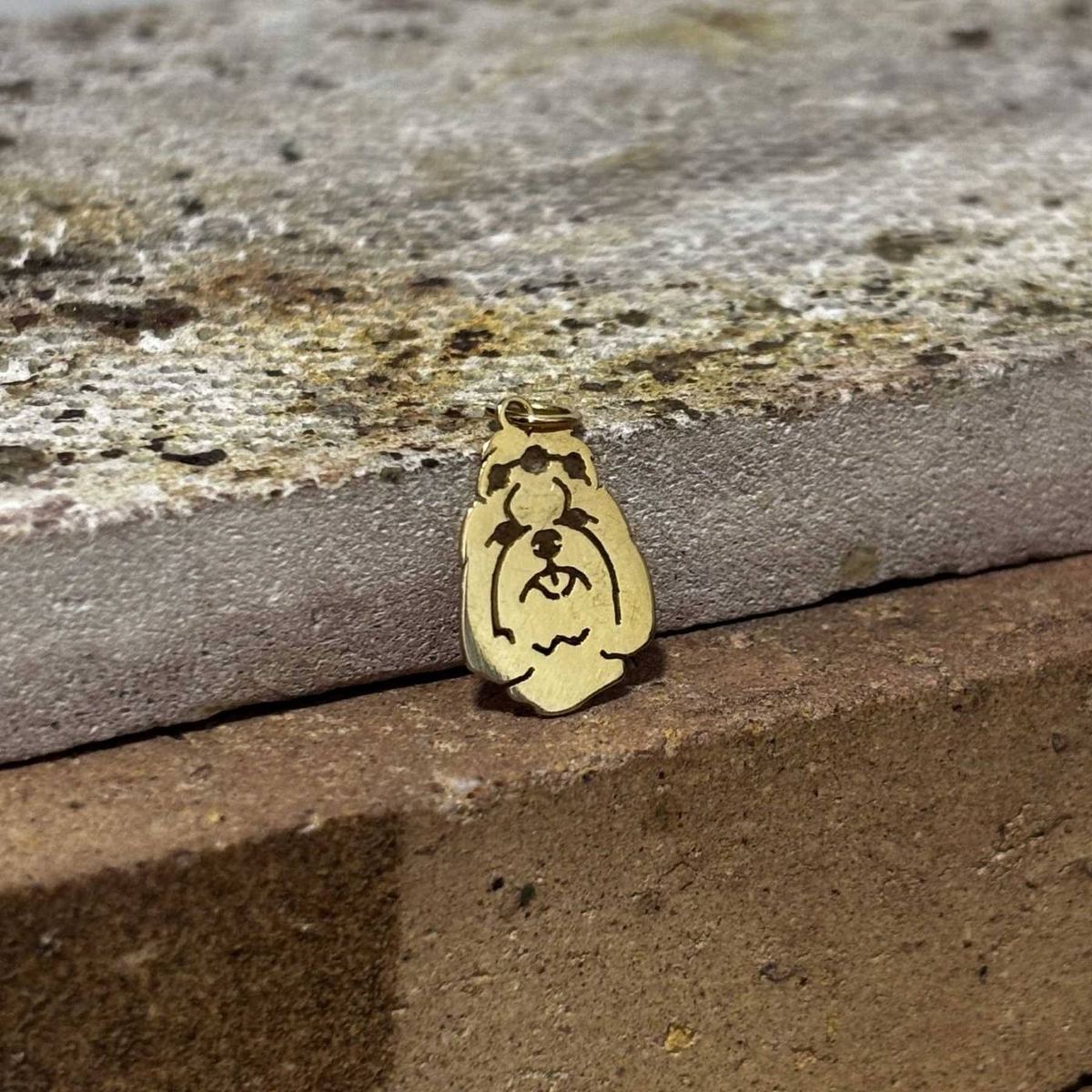 Pingente Shih Tzu coroa ouro 18k na pedra