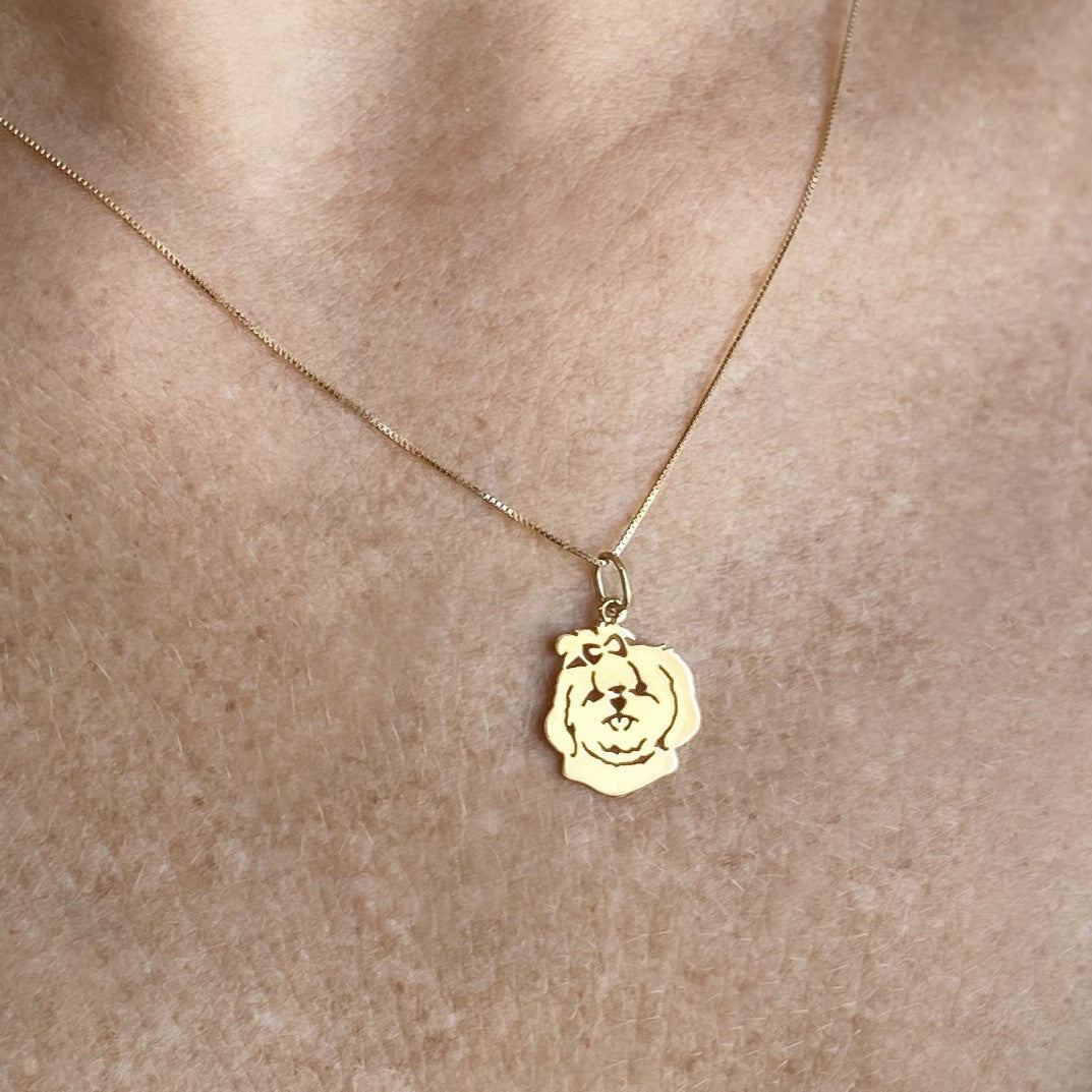 Pingente Shih Tzu Ouro 18k no pescoço