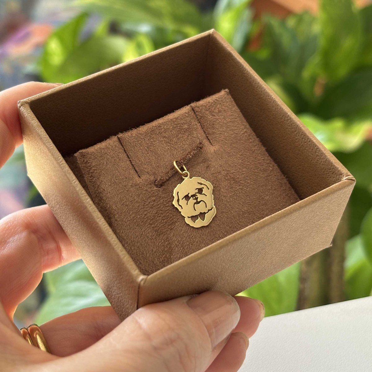 Pingente shih Tzu em ouro 18k na embalagem