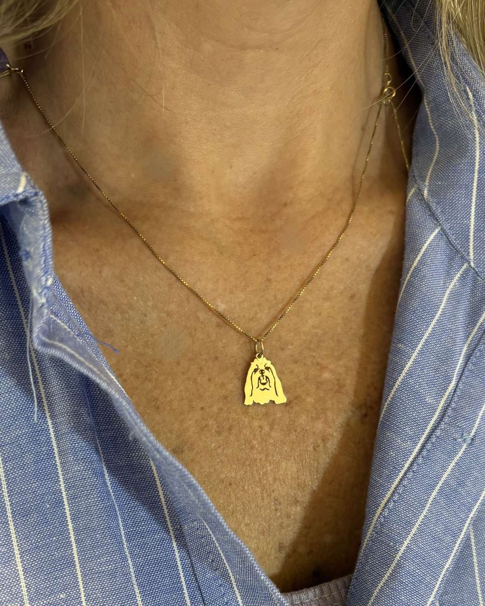 Pingente Shih tzu pelo longo em ouro 18k em uso