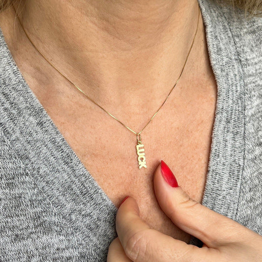 Pingente Palavra Luck Ouro 18k