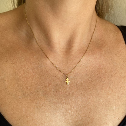 Pingente Ouro 18k Menino 8mm em colo feminino