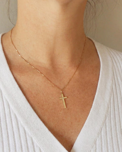 Mulher de 40 anos usando Colar e Pingente Cruz com Brilhante Ouro 18k