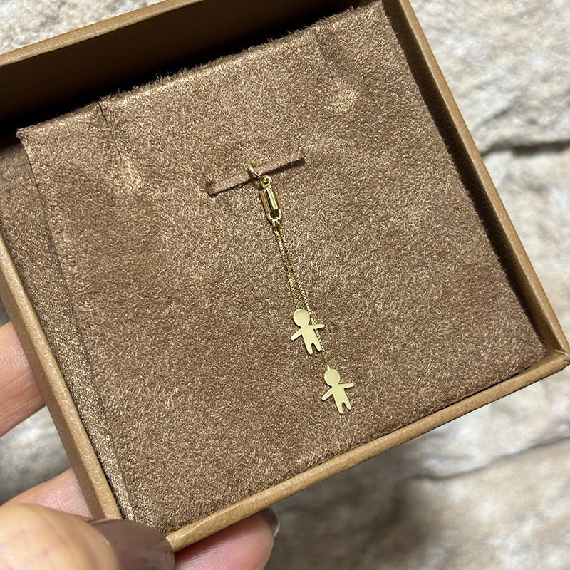 Pingente gravatinha 2 filhos bonequinhos  ouro 18k na embalagem