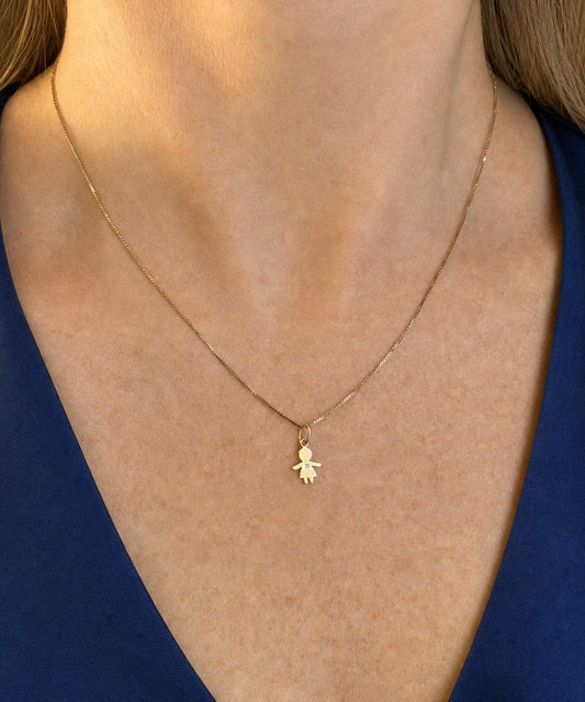 Mulher usando colar de corrente veneziana e Pingente Menina 8mm Brilhante em Ouro 18k