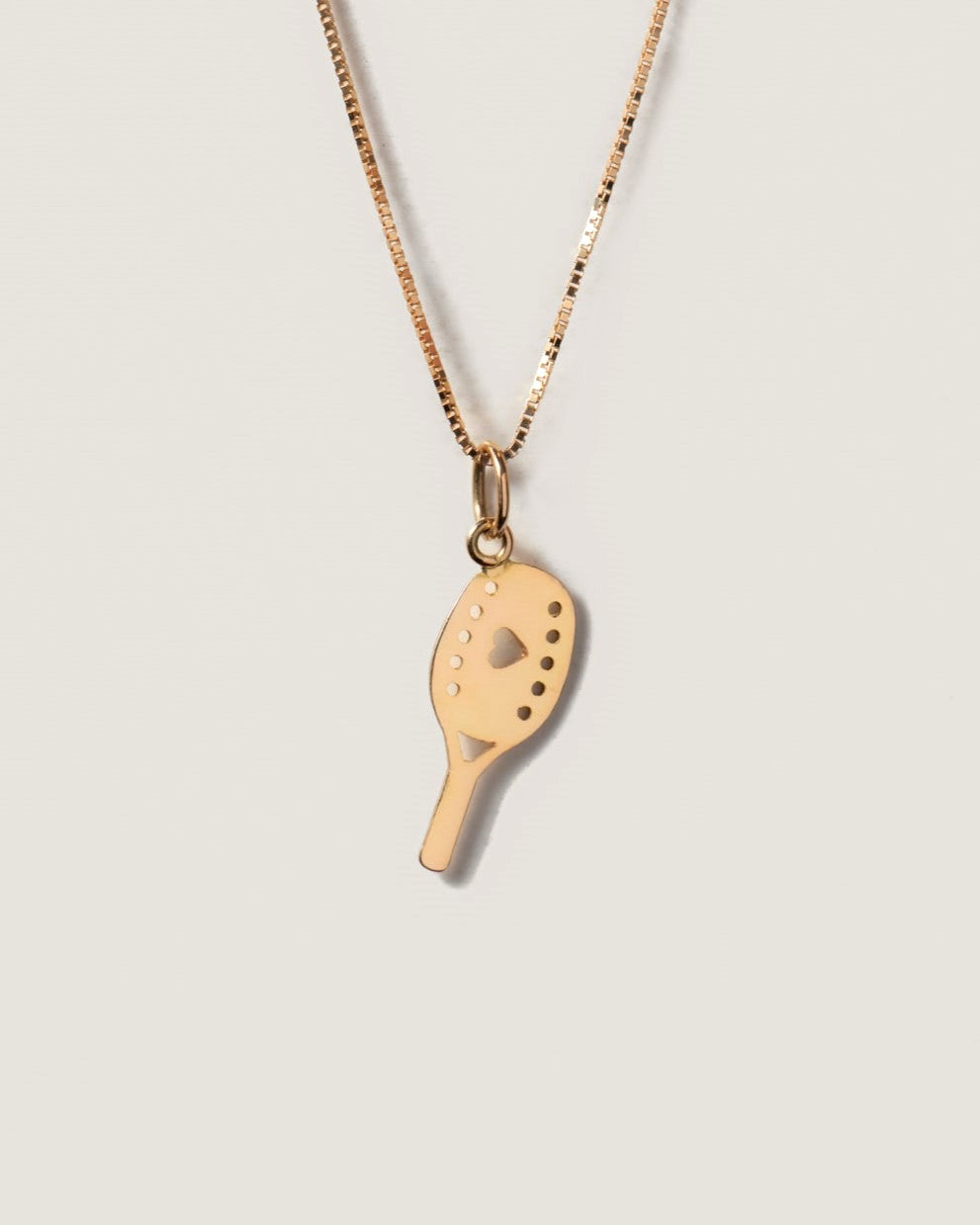 Colar com Pingente raquete beach tenis ouro 18k em fundo branco