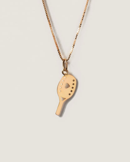 Colar com Pingente raquete beach tenis ouro 18k em fundo branco