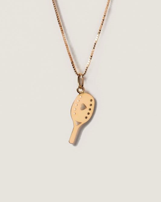 Colar com Pingente raquete beach tenis ouro 18k em fundo branco