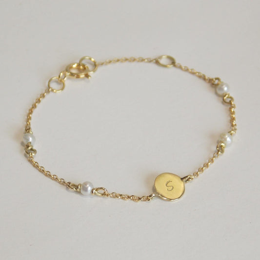 Pulseira bebe ouro 18k medalha letra perolas naturais em fundo