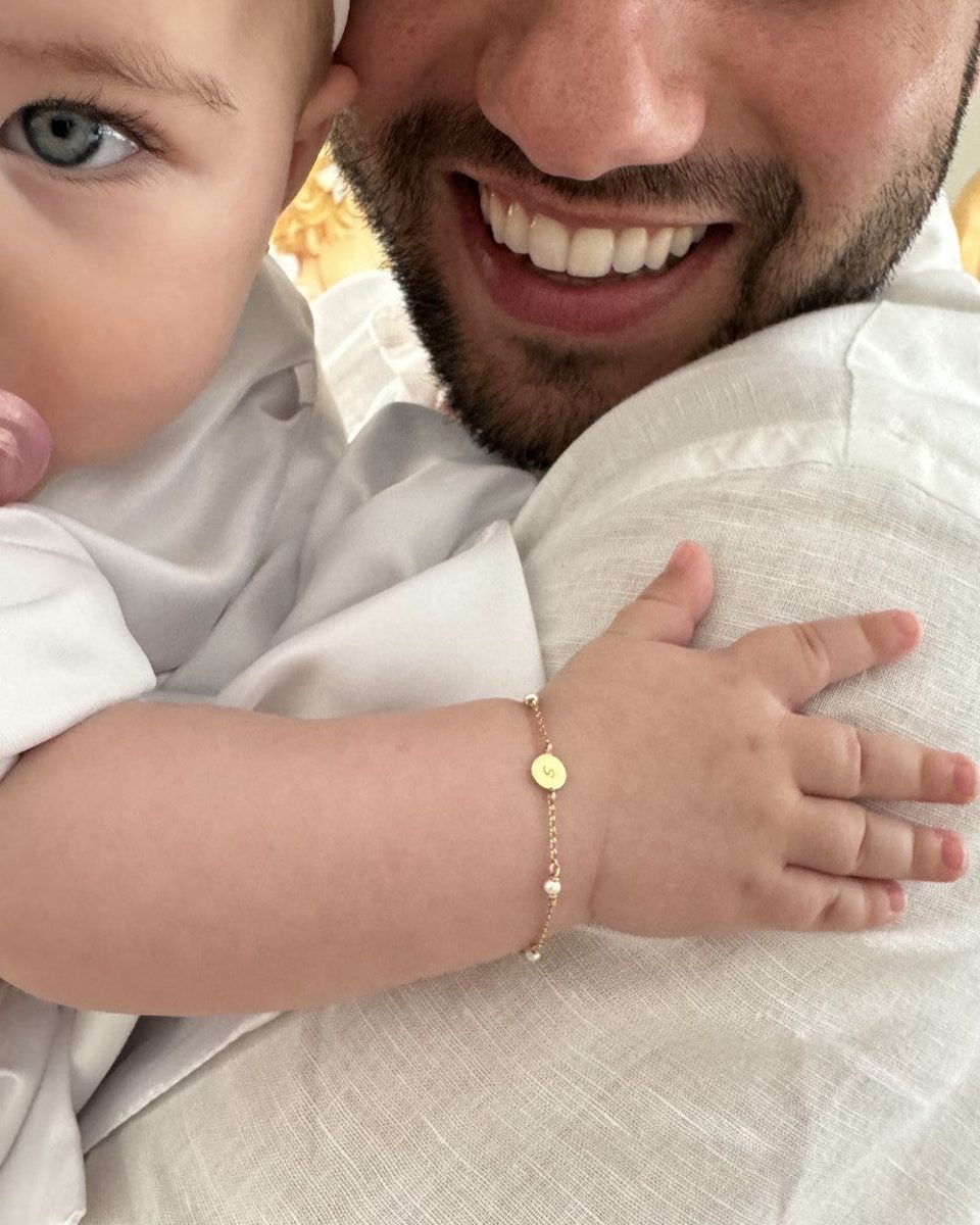 Pulseira bebe ouro 18k medalha letra perolas naturais no bracinho do nene
