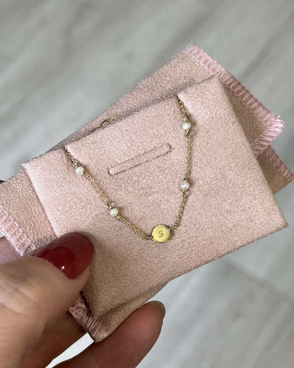 Pulseira bebe ouro 18k medalha letra perolas naturais na embalagem