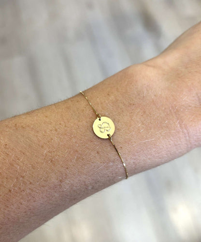 Pulseira ouro 18k medalha letra personalizavel no pulso feminino