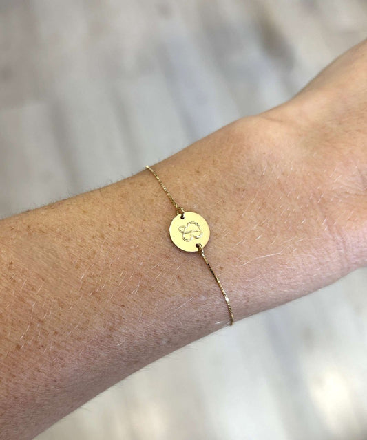 Pulseira ouro 18k medalha letra personalizavel no pulso feminino