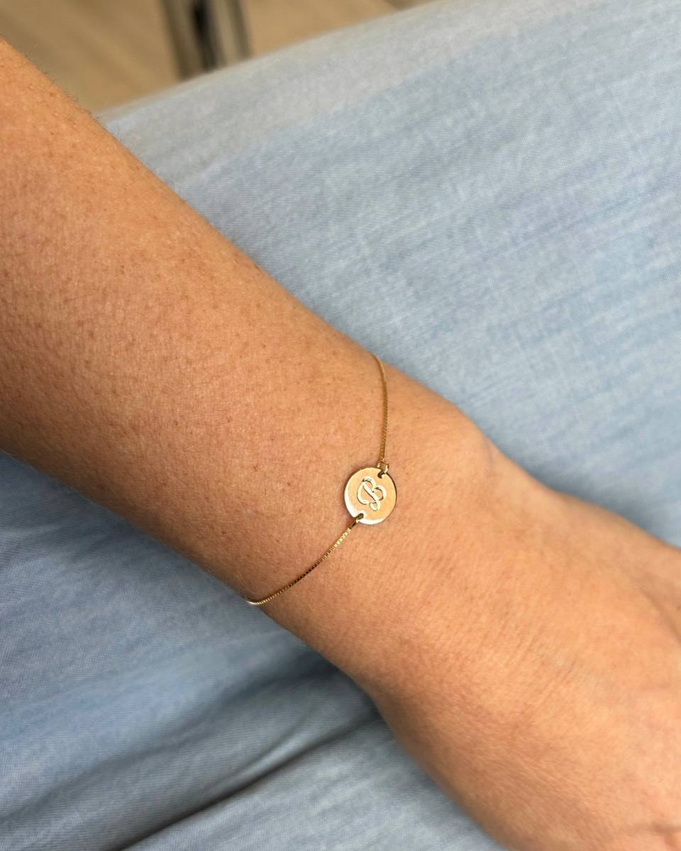 Pulseira ouro 18k medalha letra personalizavel no pulso