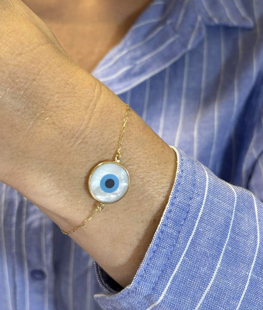 Pulseira Olho Grego Ouro 18k com madrepérola no pulso