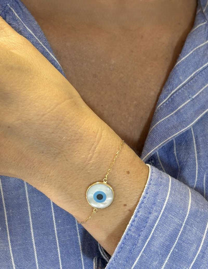 Detalhe pingente madrepérola e ouro 18k na pulseira