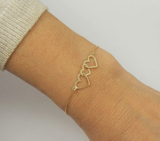 Pulseira corações entrelaçados ouro 18k em uso