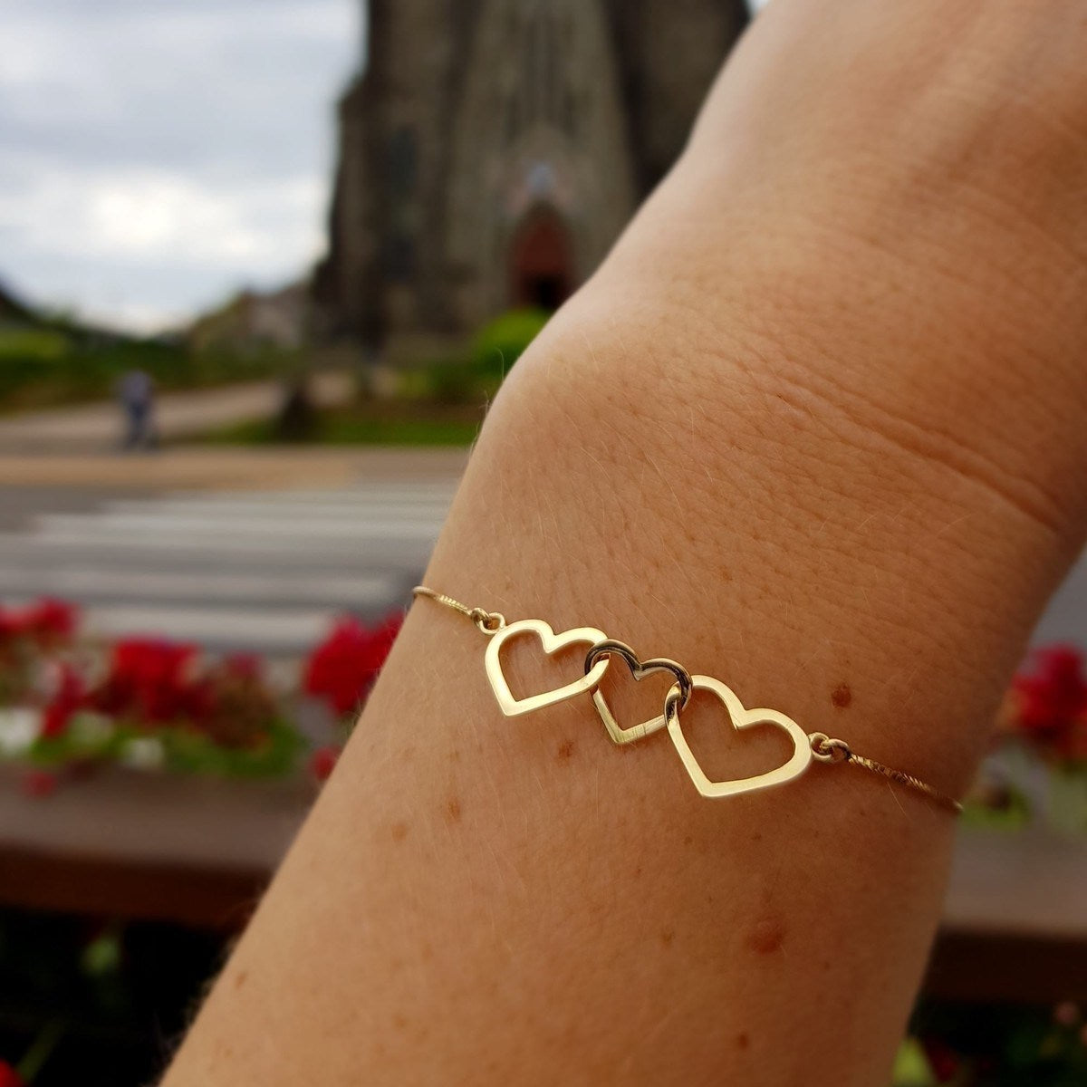 Pulseira corações entrelaçados ouro 18k em uso