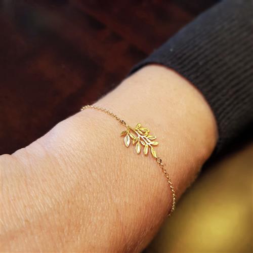 Pulseira de Ouro 18k Arruda no pulso