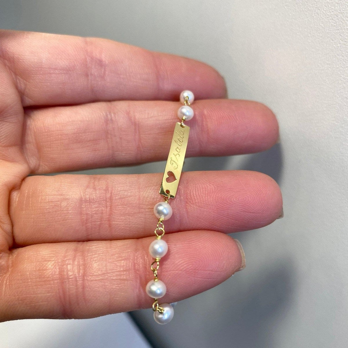 Pulseira de Ouro Bebe Melindrosa Pérolas na mão
