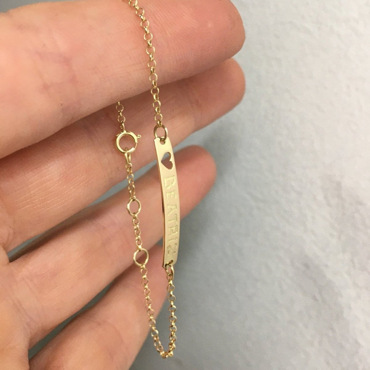 Pulseira de Ouro Bebe Melindrosa corrente Portuguesa na mão