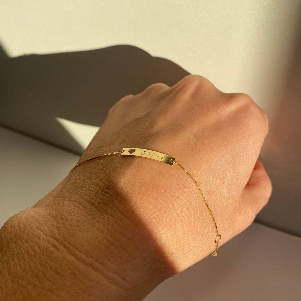 Pulseira de Ouro Bebe Melindrosa com nome e coração na mão