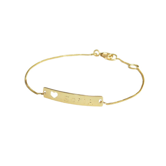 pulseira de ouro bebe melindrosa com nome e coração em fundo branco