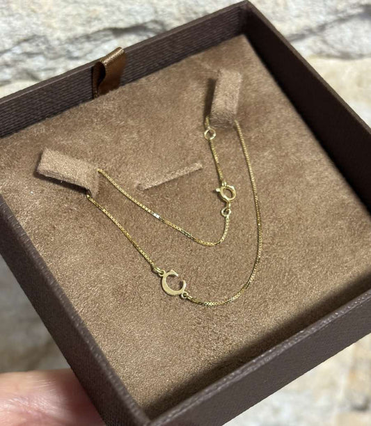 pulseira ouro 18k letra no pulso feminino no estojo premium