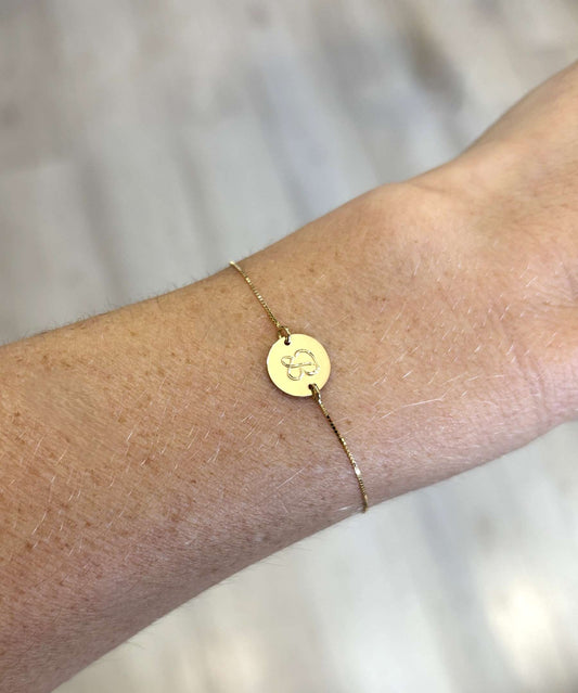 Pulseira ouro 18k medalha letra personalizavel no pulso feminino