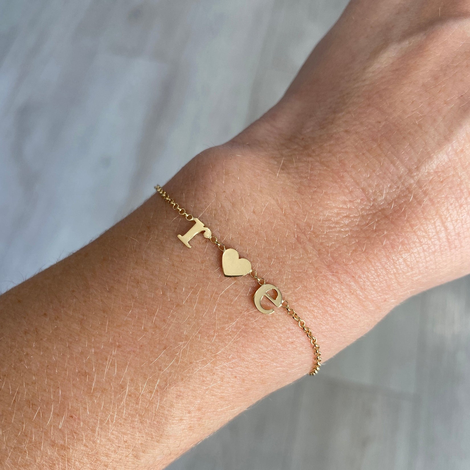 Pulseira de Ouro 18k Letras e Coração no pulso