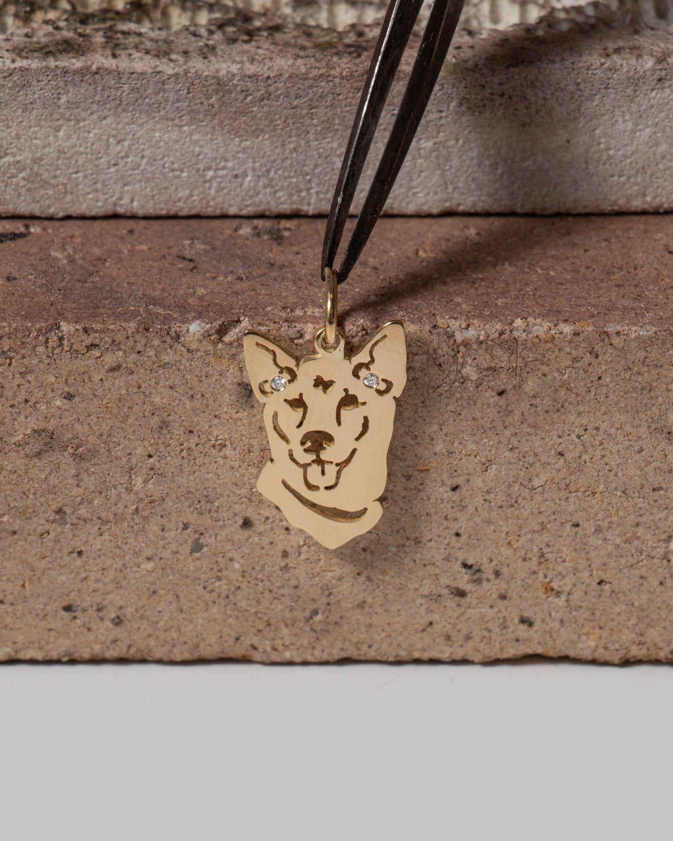 pingente rostinho akita ouro 18k com brilhantes