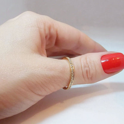 Anel de Noivado Ouro 18k com Diamantes no dedo